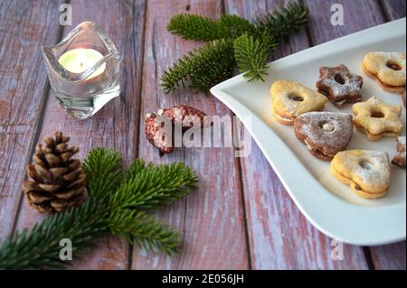 Weihnachtskekse Weihnachtsdekoration auf Holzhintergrund Stockfoto