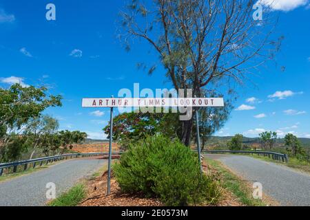 Arthur Timms Lookout blickt auf die alte verlassene Gold-, Silber- und Kupfermine Mount Morgan, Central Queensland, QLD, Australien Stockfoto