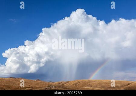 Regenwolken kommen und strömen über die Hügel Stockfoto