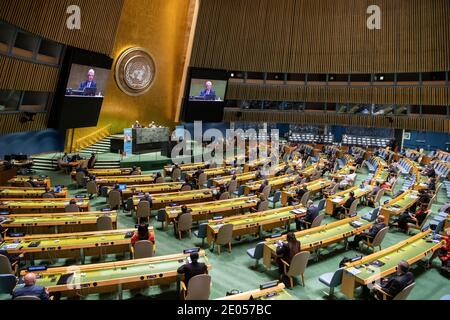 (201230) -- PEKING, 30. Dezember 2020 (Xinhua) -- Volkan Bozkir, Präsident der 75. Sitzung der Generalversammlung der Vereinten Nationen (UNGA), spricht bei einem hochrangigen Treffen zum Gedenken an den 75. Jahrestag der UN im UN-Hauptquartier in New York am 21. September 2020. Xinhua Top 10 Weltnachrichten Ereignisse in 20206. Vereinten Nationen für Multilateralismus bei 75-jährigem Jubiläum am 21. September veranstaltete die UNO eine hochrangige Sitzung zum Gedenken an ihren 75. Jahrestag, bei der ihre Mitglieder eine Erklärung verabschiedeten, um die Bedeutung des Multilateralismus und der internationalen Zusammenarbeit zu betonen, und bekräftigte ihre c Stockfoto