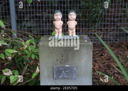 Comic Walk Teil des öffentlichen Kunstpfades. Latz und Bub von May Gibbs, Peter Kingston Walkway, Lavendar Bay, Sydney, Australien. Stockfoto