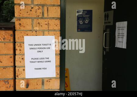 Unisex-Toilette für Einzelperson nur am Wollstonecraft Bahnhof, Sydney, Australien. Stockfoto