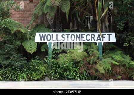 Bahnsteig am Bahnhof Wollstonecraft, Sydney, Australien. Stockfoto