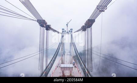 Peking, China. Dezember 2020. Luftaufnahme vom 29. Dezember 2020 zeigt die im Bau befindliche Heshandu Wujiang River Bridge in der südwestchinesischen Provinz Guizhou. Die Brücke, mit einer Gesamtlänge von 2,000 Metern, ist ein Schlüsselprojekt der Meitan-Shiqian Schnellstraße. Quelle: Tao Liang/Xinhua/Alamy Live News Stockfoto