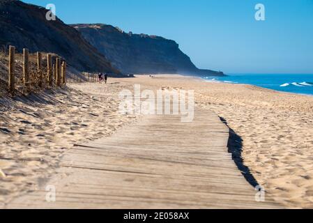 Holz- Pfad auf Sand und Meer. Urlaub und Erholung auf einem Strand Konzept. Stockfoto