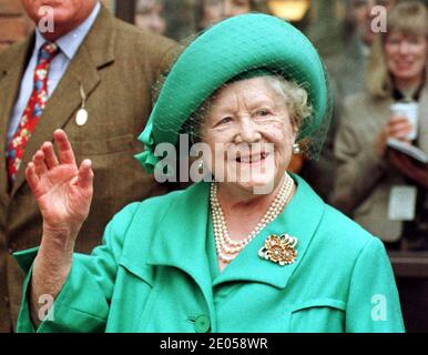 Datei Foto vom 12/3/1997 der Königin Mutter. Die Beamten befürchteten, dass die Parlamentswahlen 1997 in Unordnung geraten könnten, wenn die Königin Mutter während des Wahlkampfes sterben würde, so die kürzlich veröffentlichten Akten. Stockfoto