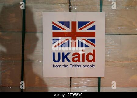 Das Aktenfoto vom 14/8/2014 eines UK Aid Label ist an einer Kiste mit Küchengarnituren in einem UK Aid Disaster Response Center am Kemble Airport, Wiltshire, angebracht. Das Vereinigte Königreich hat eine zusätzliche Hilfe in Höhe von £Millionen 47 zugesagt, um bedürftigen Familien, die von Coronaviren, Konflikten und Hungersnöten betroffen sind, Nahrung, Wasser und Unterkünfte zu bieten. Stockfoto