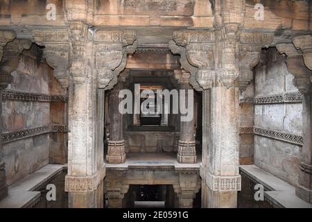 Dada Hari ni Vav - Innenansicht, Bai Harir Sultani Stepwell liegt in der Gegend von Asarva, Ahmedabad, Gujarat, Indien Stockfoto