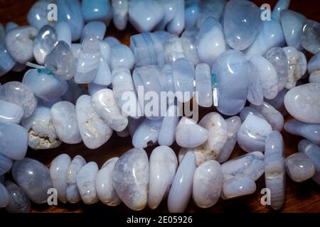 Lila Spitze Achat oder Chalcedon unregelmäßig, Naturstein Perlen Hintergrund. Stockfoto