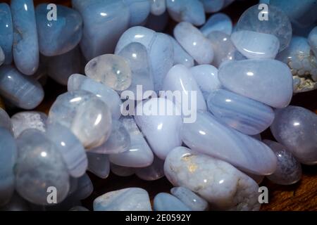 Lila Spitze Achat oder Chalcedon unregelmäßig, Naturstein Perlen Hintergrund. Stockfoto