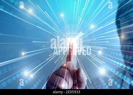 Ein Mann drückt die Schaltfläche „genehmigt“ Stockfoto