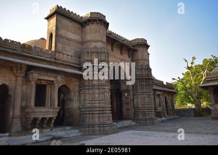 Rechte Seitenansicht - Bai Harir Sultani Moschee. . Bai Harir Sultani Stepwell befindet sich in der Gegend von Asarva, Ahmedabad, Gujarat, Indien Stockfoto