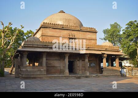 Bai Harir Sultani Dargah. Vorderansicht - Bai Harir Sultani Stepwell liegt in der Gegend von Asarva, Ahmedabad, Gujarat, Indien Stockfoto