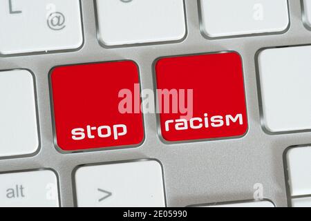 Ein Computer und Knöpfe für Stop Rassismus Stockfoto