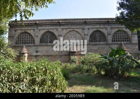 Rückansicht 'Jalli' - die Sidi Saiyyed Moschee in Ahmedabad, Gujarat ist eine erhabene Ode in Stein an das außergewöhnliche architektonische Erbe der afrikanischen di Stockfoto