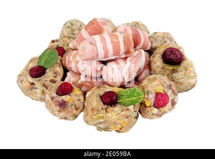 Gruppe von rohen Schweinen in Decken und Schweinefleisch Füllung Bälle Mit Preiselbeeren isoliert auf weißem Hintergrund Stockfoto