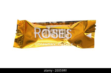 SWINDON, UK - 29. DEZEMBER 2020: Cadbury Roses Country Fudge Schokolade auf weißem Hintergrund. Stockfoto