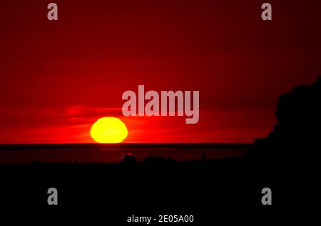 Schöner Sonnenuntergang am Strand von La Barrosa, Chiclana de la Frontera, Cadiz Stockfoto