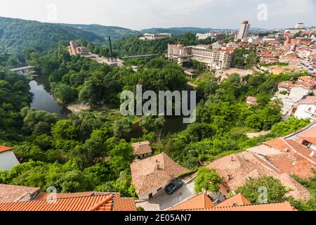 Blick auf die Innenstadt am Hang, Yantra Fluss, historische Hauptstadt, Veliko Tarnovo, Veliko Tarnovo Provinz, Bulgarien, Südosteuropa, Europa Stockfoto