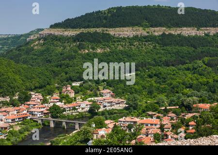 Blick auf die Innenstadt am Hang, Yantra Fluss, historische Hauptstadt, Veliko Tarnovo, Veliko Tarnovo Provinz, Bulgarien, Südosteuropa, Europa Stockfoto