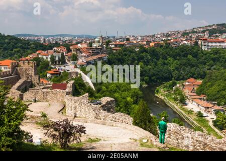 Blick auf die Innenstadt am Hang, Yantra Fluss, historische Hauptstadt, Veliko Tarnovo, Veliko Tarnovo Provinz, Bulgarien, Südosteuropa, Europa Stockfoto