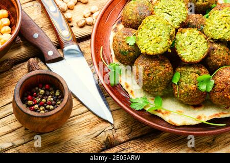 Frittierte Falafel-Kugeln aus gehackten Hülsenfrüchten oder Kichererbsen Stockfoto