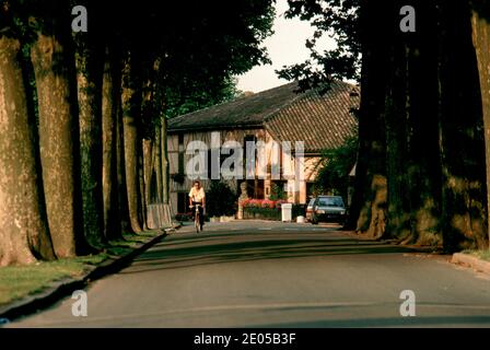 Vonnas, Frankreich - Georges Blanc Restaurant in Vonnas, Frankreich. Georges Blanc in Vonnas ist ein französischer Koch und Gastronom mit drei Gästen Stockfoto