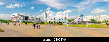 Minsk, Weißrussland, 26. Juli 2020: Das Panorama der Stadt Minsk mit dem Platz neben dem Sportpalastgebäude Minsk und dem Hotel Weißrussland neben dem Ufer des Svislach rive Stockfoto