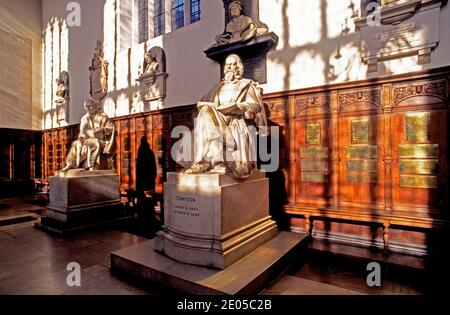 Statue of Lord Alfred Tennyson (R) und Thomas Babington Macaulay in der Kapelle des Trinity College, Cambridge UK Stockfoto