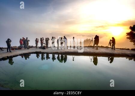 Mount Dai Lao, Bao Loc District, Lam Dong Province, Vietnam- 26. Dezember 2020: Fotografen warten auf den besten Moment der Dämmerung auf Dai Lao mounta Stockfoto