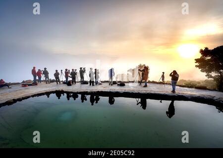 Mount Dai Lao, Bao Loc District, Lam Dong Province, Vietnam- 26. Dezember 2020: Fotografen warten auf den besten Moment der Dämmerung auf Dai Lao mounta Stockfoto