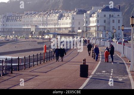 Großbritannien/Kent/Dover/Strand mit Meeresfront, Marine Parade und Menschen, die entlang der Promenade spazieren Stockfoto