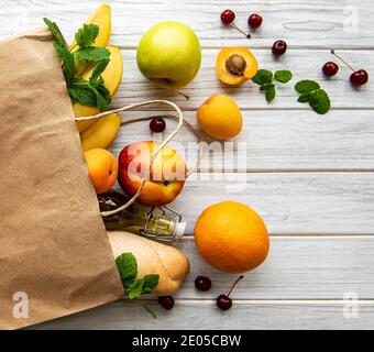 Gesunde Ernährung Hintergrund. Gesunde Lebensmittel in Papiertüte, Obst und Beeren Stockfoto