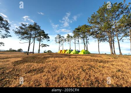 Masara Hamlet, Ta Nang Commune, Duc Trong District, Lam Dong Province, Vietnam - 27. Dezember 2020: Touristen campen auf einer Wiese im Dorf Masara. Dies Stockfoto