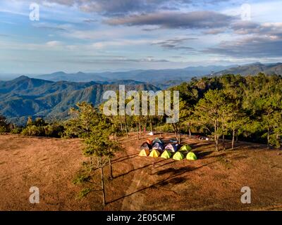 Masara Hamlet, Ta Nang Commune, Duc Trong District, Lam Dong Province, Vietnam - 27. Dezember 2020: Touristen campen auf einer Wiese im Dorf Masara. Dies Stockfoto