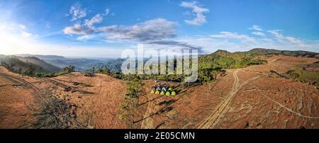 Masara Hamlet, Ta Nang Commune, Vietnam - 27. Dezember 2020: Panorama-Ansicht Touristen Camping im Grasland in Masara Dorf. Dies ist eines der b Stockfoto