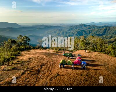 Masara Hamlet, Ta Nang Commune, Duc Trong District, Lam Dong Province, Vietnam - 27. Dezember 2020: Touristen campen auf einer Wiese im Dorf Masara. Dies Stockfoto