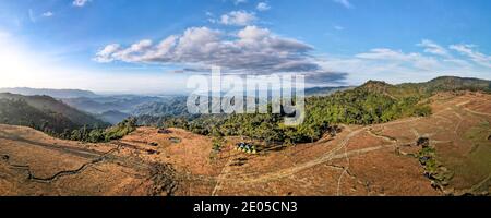 Masara Hamlet, Ta Nang Commune, Vietnam - 27. Dezember 2020: Panorama-Ansicht Touristen Camping im Grasland in Masara Dorf. Dies ist eines der b Stockfoto