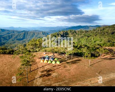 Masara Hamlet, Ta Nang Commune, Duc Trong District, Lam Dong Province, Vietnam - 27. Dezember 2020: Touristen campen auf einer Wiese im Dorf Masara. Dies Stockfoto