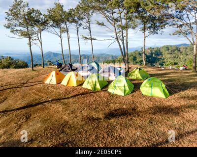 Masara Hamlet, Ta Nang Commune, Duc Trong District, Lam Dong Province, Vietnam - 27. Dezember 2020: Touristen campen auf einer Wiese im Dorf Masara. Dies Stockfoto