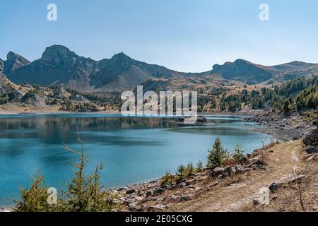 Natursee in den Bergen, See Allos, Frankreich Stockfoto