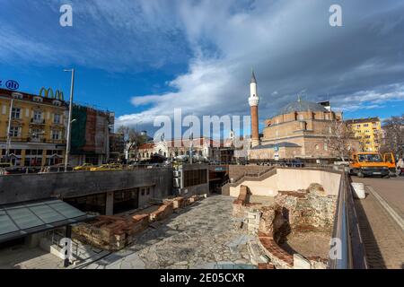 SOFIA, BULGARIEN - DEZEMBER 29 2020: Blick auf den zentralen Teil der Hauptstadt von Bulgarien Sofia. Im Vordergrund ist die Banya Bashi Moschee zu sehen. Stockfoto