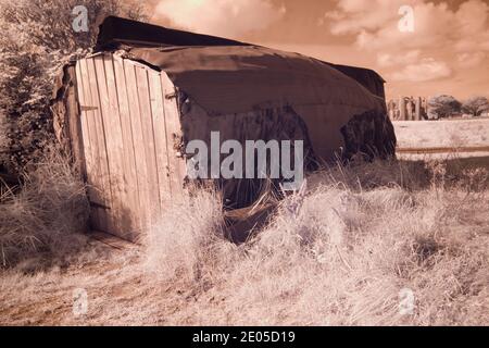 Fischerhütte vom umgedrehten Boot auf der Lindisfarne Holy Island erschossen Im Infrarotbereich Stockfoto