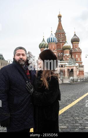 Foto-Session von Großherzog George Michailowitsch von Russland, (Georgi Michailowitsch Romanow) Erbe des Thrones von Russland posiert mit seiner Gefährtin Miss Rebecca Virginia Bettarini auf dem Roten Platz in Moskau, am 03. Dezember 2020 in Russland. Miss Rebecca Virginia Bettarini konvertierte am 12. Juli 2020 in der St. Peter und Paul Kathedrale in Sankt Petersburg zur orthodoxen Religion. Miss Rebecca Virginia Bettarini nahm den Namen Victoria Romanovna. Foto von Dimitri Rewenko/DNphotography/ABACAPRESS.COM Stockfoto