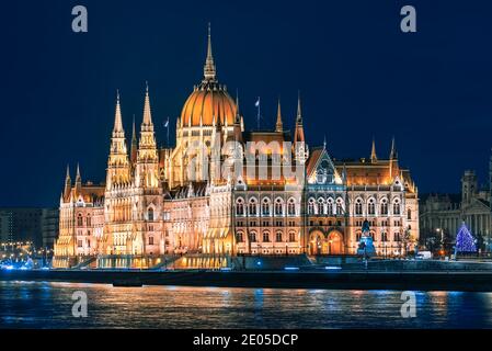 Ungarisches parlamentsgebäude zur Weihnachtszeit. Erstaunliche Luftaufnahme über das Gebäude der Hungaria Regierung mit riesigem weihnachtsbaum. Die Regierung Stockfoto