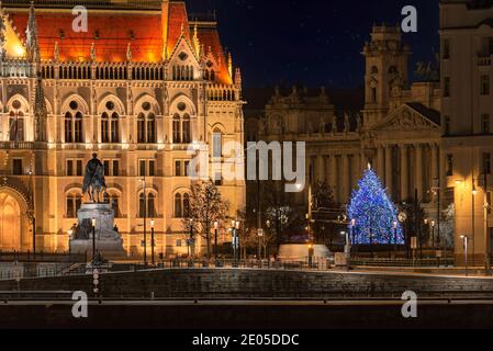 Ungarisches parlamentsgebäude zur Weihnachtszeit. Erstaunliche Luftaufnahme über das Gebäude der Hungaria Regierung mit riesigem weihnachtsbaum. Die Regierung Stockfoto