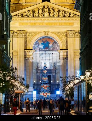 St.-Stephans-Basilika zur weihnachtszeit. Es gibt einen prächtigen riesigen weihnachtsbaum. Schuf eine schöne Stimmung, dass Ort Stockfoto