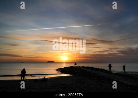 Sandbanks, Großbritannien. Dezember 2020. Fotografen säumen die Uferlinie, um den Sonnenaufgang am Strand von Sandbanks in Poole, Dorset, zu fangen. Quelle: Richard Crease/Alamy Live News Stockfoto