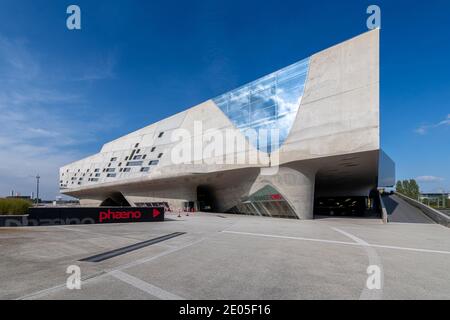 Phaeno Science Center ist ein Museum der Phänomene, in Wolfsburg. Entworfen von der Architektin Zaha Hadid steht es auf zehn massiven Kegeln. phæno wurde 2005 eröffnet. Stockfoto