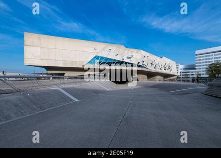 Phaeno Science Center ist ein Museum der Phänomene, in Wolfsburg. Entworfen von der Architektin Zaha Hadid steht es auf zehn massiven Kegeln. phæno wurde 2005 eröffnet. Stockfoto